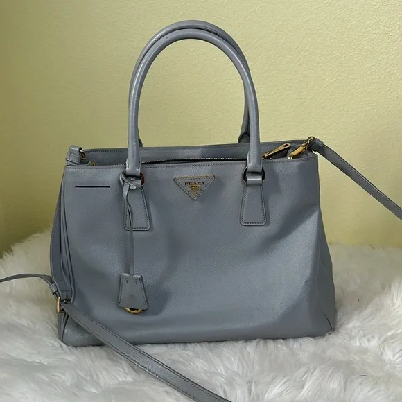 💯Authentic Prada Safiano Leather Handbag🍀